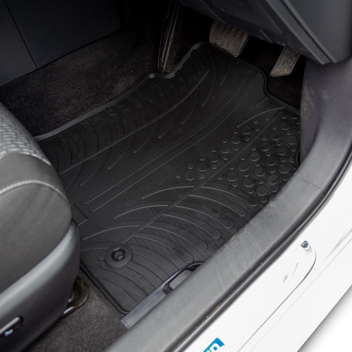 TRAVALL Toyota Auris Premium Rubber Car Mats (2012-2018)